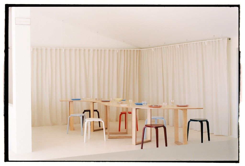 Curved table with colourful stools
