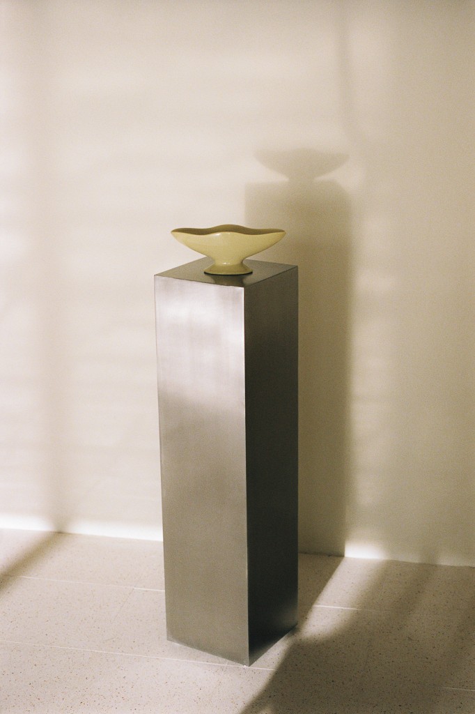 Pedestal and ceramic vessel